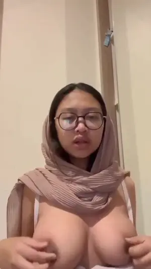 Bokep Indo Hijab Sebel Pacarnya Ketiduran